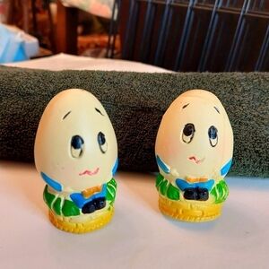 Vintage* 70s Egg-Shaped Humpty Dumpty Salt & Pepper Shakers